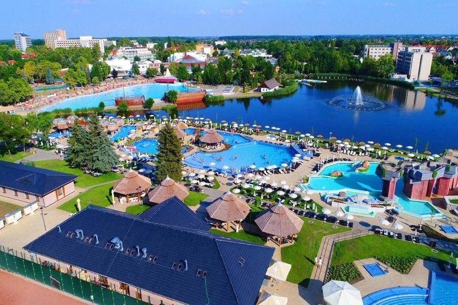 Lexi Family Apartman Apartment Hajduszoboszlo Bagian luar foto